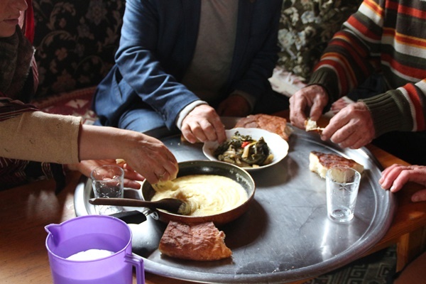 Rize'de kar yağdı, tahtalı kayak eğlencesi başladı 13