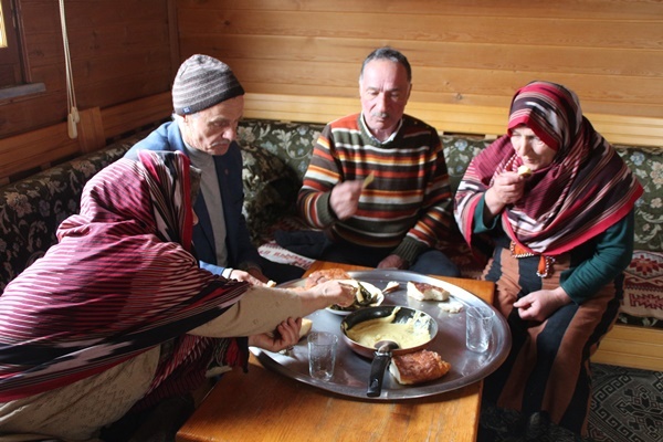 Rize'de kar yağdı, tahtalı kayak eğlencesi başladı 12
