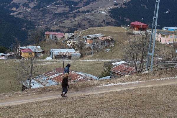 Rize'de kar yağdı, tahtalı kayak eğlencesi başladı 15