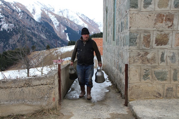 Rize'de kar yağdı, tahtalı kayak eğlencesi başladı 16