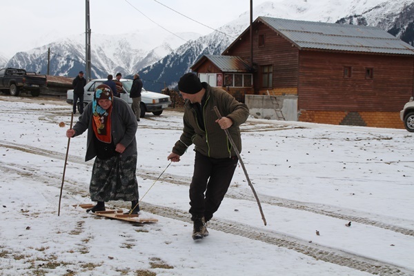 Rize'de kar yağdı, tahtalı kayak eğlencesi başladı 6