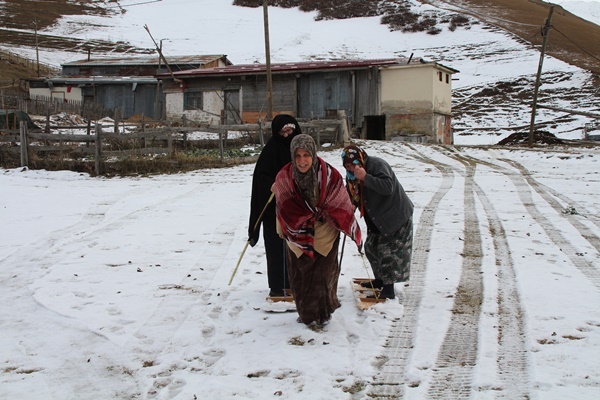 Rize'de kar yağdı, tahtalı kayak eğlencesi başladı 9