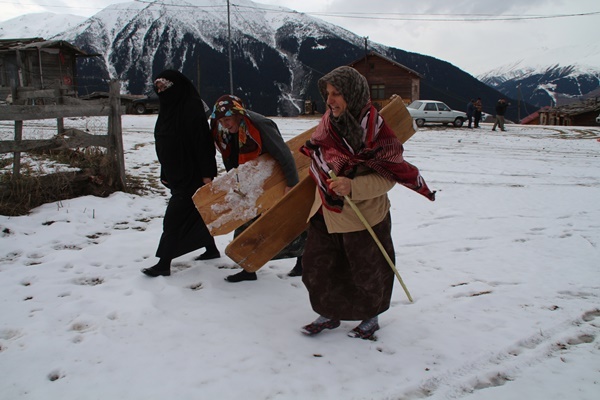 Rize'de kar yağdı, tahtalı kayak eğlencesi başladı 7