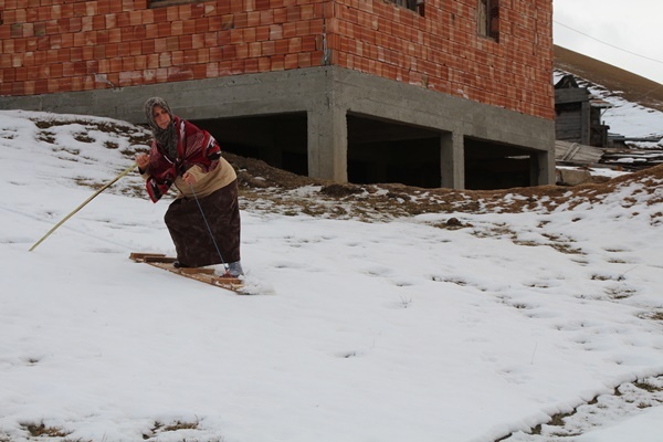 Rize'de kar yağdı, tahtalı kayak eğlencesi başladı 2