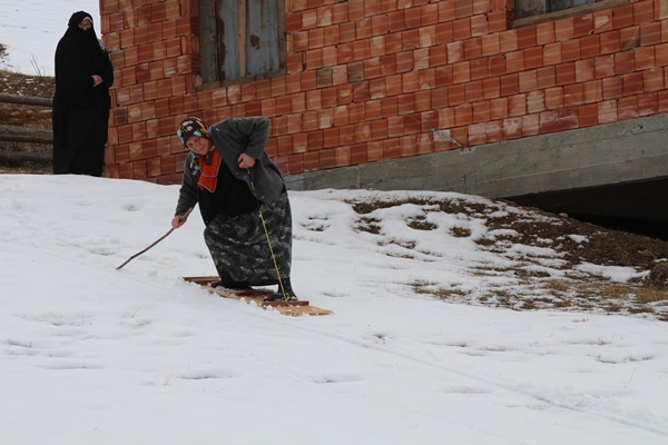 Rize'de kar yağdı, tahtalı kayak eğlencesi başladı 4