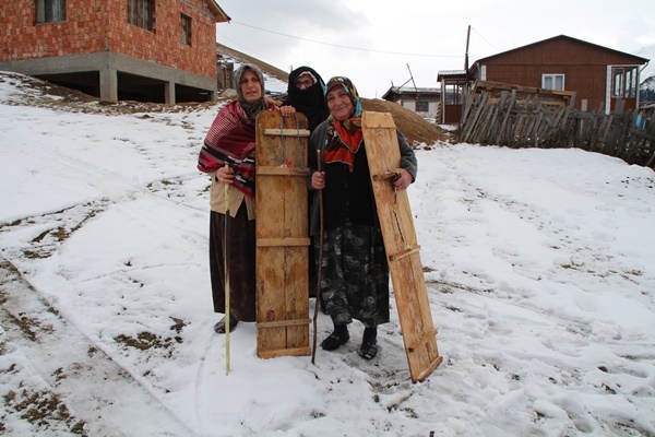 Rize'de kar yağdı, tahtalı kayak eğlencesi başladı 8