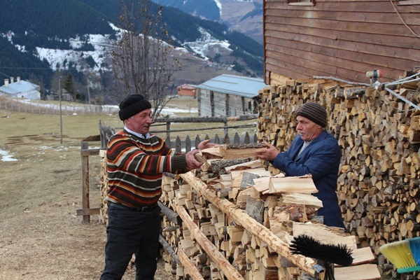 Rize'de kar yağdı, tahtalı kayak eğlencesi başladı 10