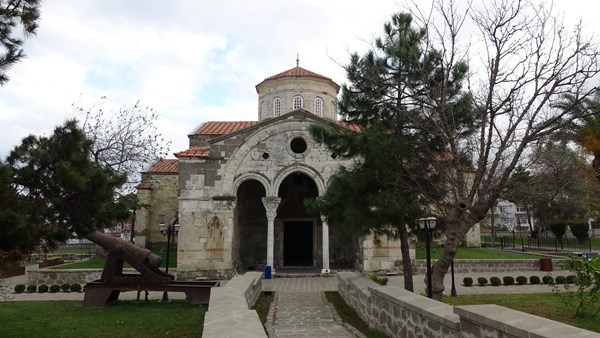 Ayasofya'da cam döşeme içine alınan mozaikler neredeyse gözükmüyor 6