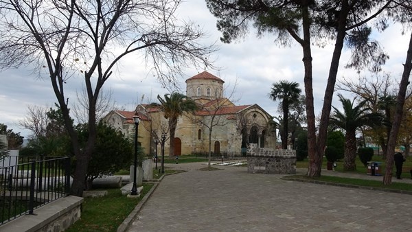 Ayasofya'da cam döşeme içine alınan mozaikler neredeyse gözükmüyor 7