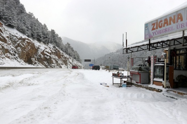 Zigana Dağı’nda sezonun ilk karı yağdı: Yol beyaza büründü 6