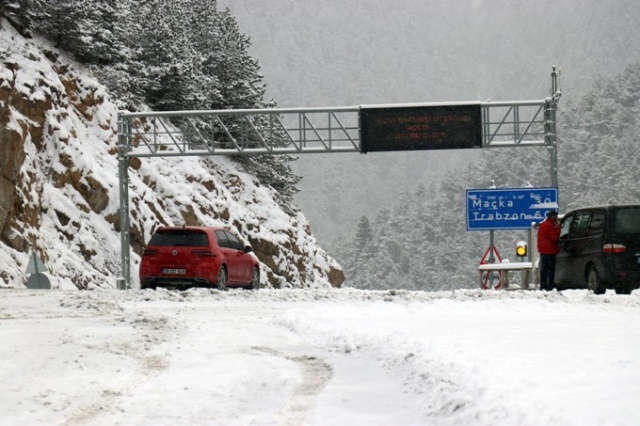 Zigana Dağı’nda sezonun ilk karı yağdı: Yol beyaza büründü 10
