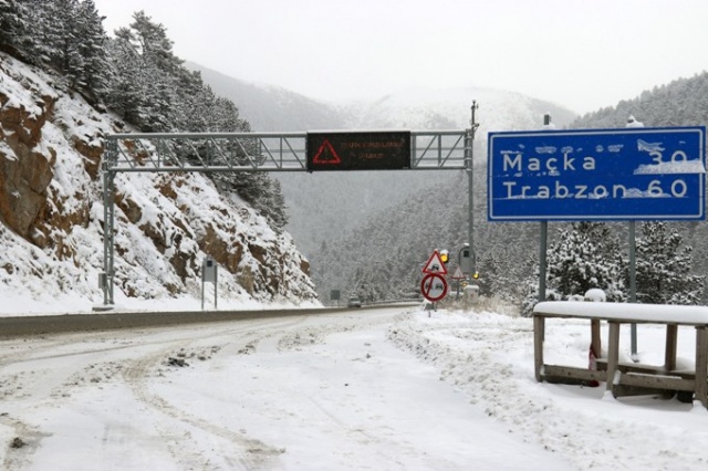 Zigana Dağı’nda sezonun ilk karı yağdı: Yol beyaza büründü 13