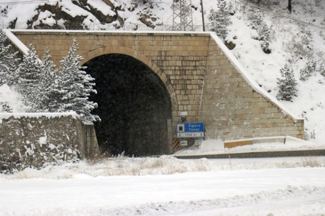 Zigana Dağı’nda sezonun ilk karı yağdı: Yol beyaza büründü 16