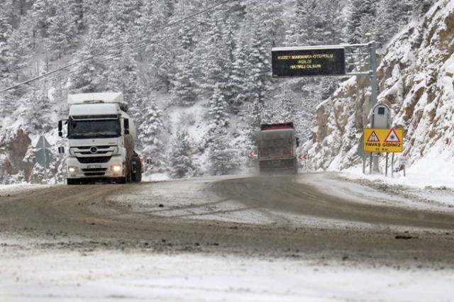 Zigana Dağı’nda sezonun ilk karı yağdı: Yol beyaza büründü 14