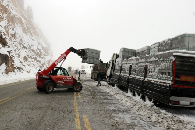 Zigana Dağı’nda sezonun ilk karı yağdı: Yol beyaza büründü 4