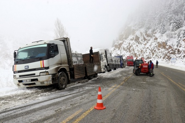 Zigana Dağı’nda sezonun ilk karı yağdı: Yol beyaza büründü 3