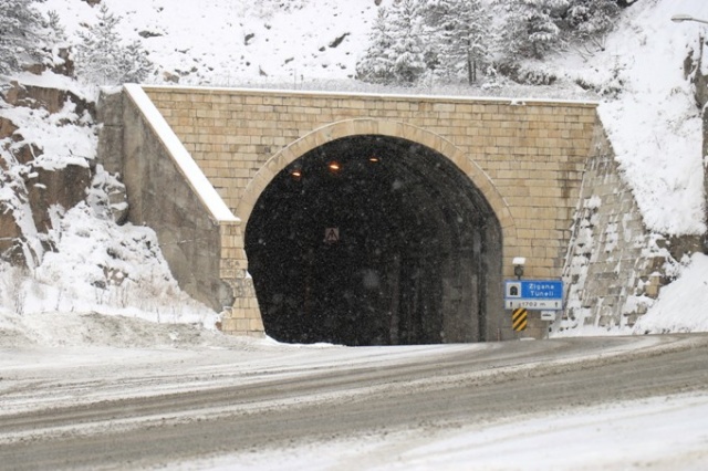 Zigana Dağı’nda sezonun ilk karı yağdı: Yol beyaza büründü 17