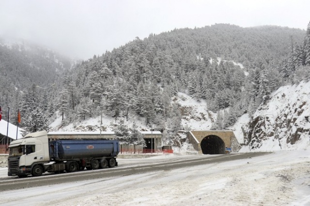 Zigana Dağı’nda sezonun ilk karı yağdı: Yol beyaza büründü 12