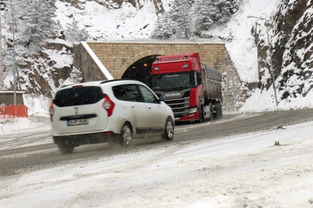 Zigana Dağı’nda sezonun ilk karı yağdı: Yol beyaza büründü 9