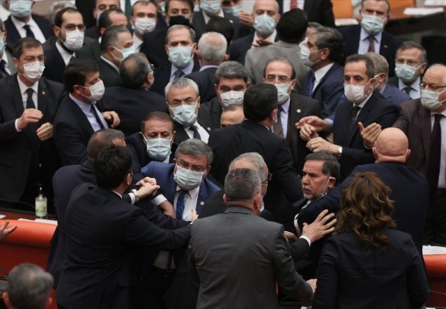 Mecliste yumruk yumruğa kavga 7