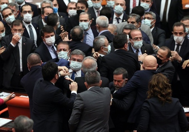 Mecliste yumruk yumruğa kavga 4