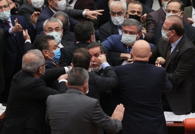 Mecliste yumruk yumruğa kavga 12