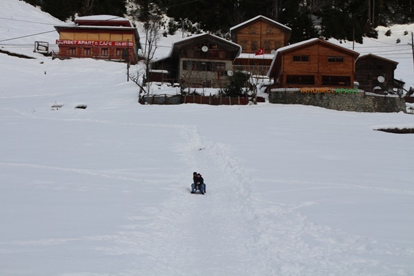 Karla kaplı Ayder Yaylası, kısıtlamada sessiz 9