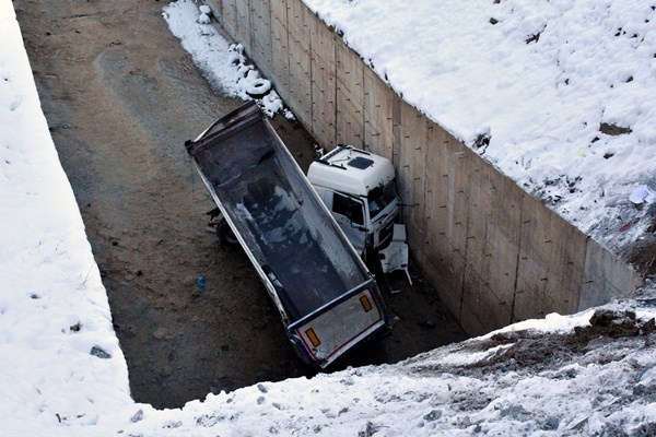 Gümüşhane’de tır dere yatağına devrildi: 1 yaralı 2