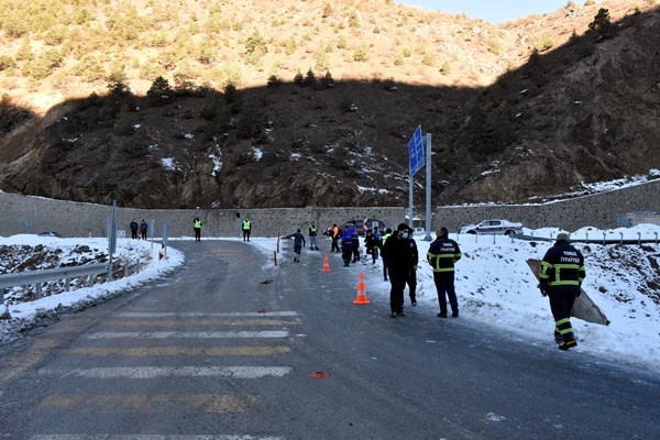 Gümüşhane’de tır dere yatağına devrildi: 1 yaralı 4