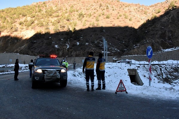 Gümüşhane’de tır dere yatağına devrildi: 1 yaralı 5