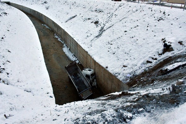 Gümüşhane’de tır dere yatağına devrildi: 1 yaralı 3