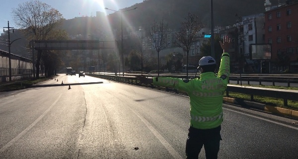 Sokağa çıkma yasağının 2.gününde Trabzon'da sokaklar boş kaldı! 5