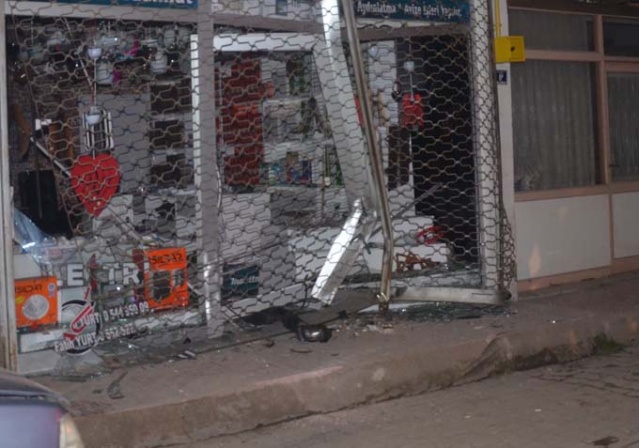 Trabzon plakalı araç işyerine daldı! Alkollü ve ehliyetsiz... 3