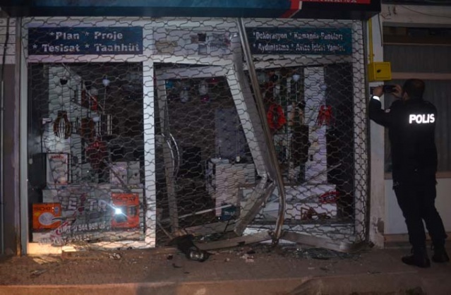 Trabzon plakalı araç işyerine daldı! Alkollü ve ehliyetsiz... 5