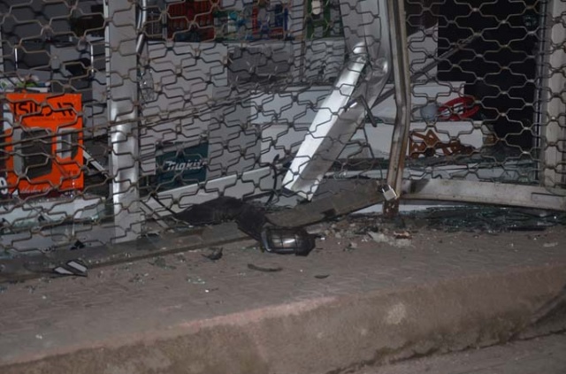 Trabzon plakalı araç işyerine daldı! Alkollü ve ehliyetsiz... 6