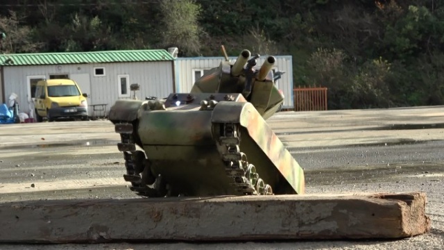 Hurda parçalarıyla mini tank yaptı 3