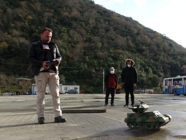Hurda parçalarıyla mini tank yaptı 11