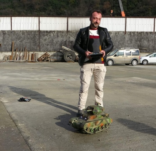 Hurda parçalarıyla mini tank yaptı 5