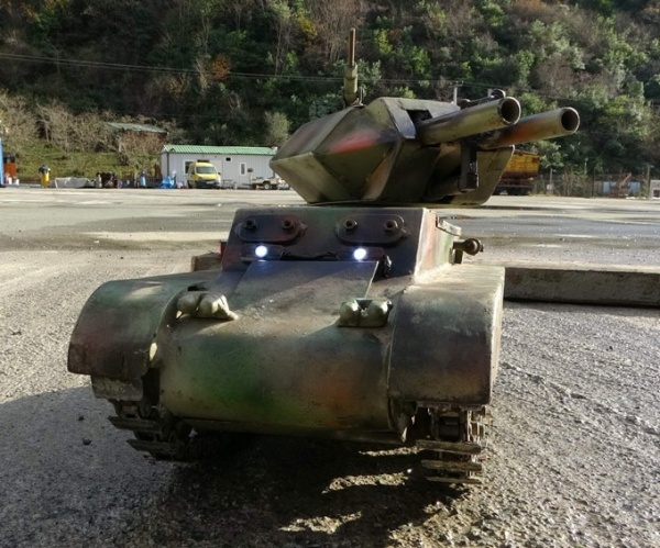 Hurda parçalarıyla mini tank yaptı 7