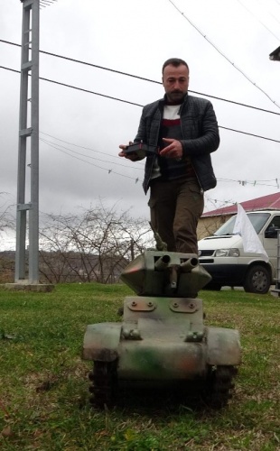 Hurda parçalarıyla mini tank yaptı 8