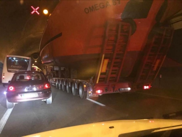 Trabzon'da tekne taşıyan çekici, tünele sıkıştı 2