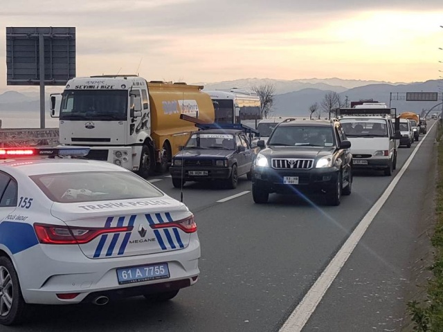 Trabzon'da tekne taşıyan çekici, tünele sıkıştı 4