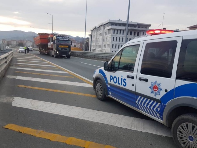 Trabzon'da tekne taşıyan çekici, tünele sıkıştı 7