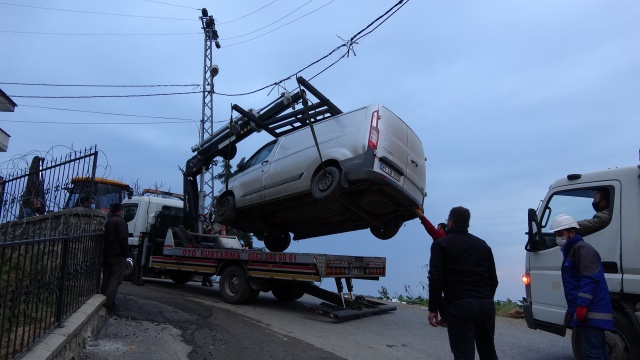Trabzon'da feci kaza! Freni boşalan kepçe dehşet saçtı 2