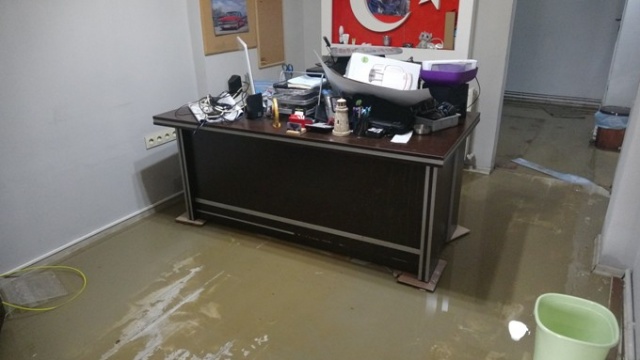 Trabzon'da kanalizasyon suyu binayı bastı 5