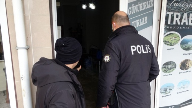 Trabzon'da kanalizasyon suyu binayı bastı 7