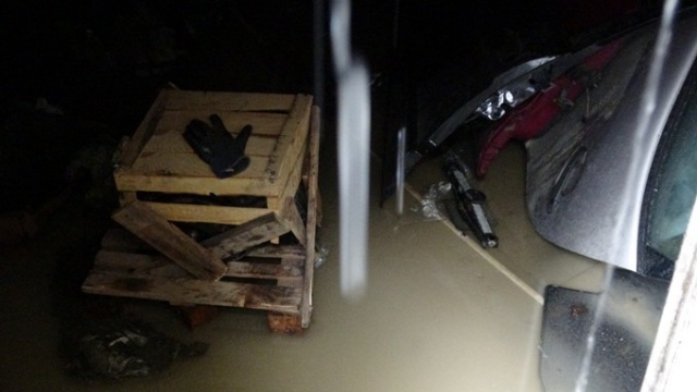 Trabzon'da kanalizasyon suyu binayı bastı 2