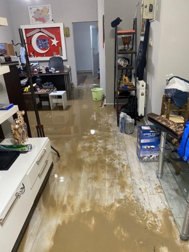 Trabzon'da kanalizasyon suyu binayı bastı 10