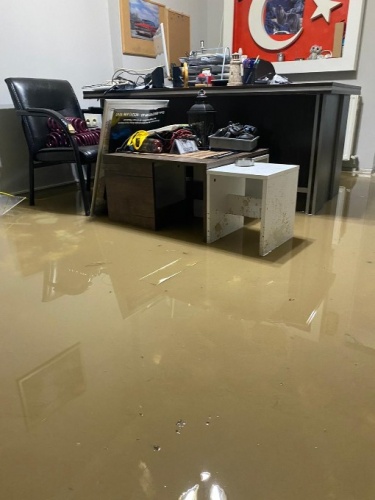 Trabzon'da kanalizasyon suyu binayı bastı 8