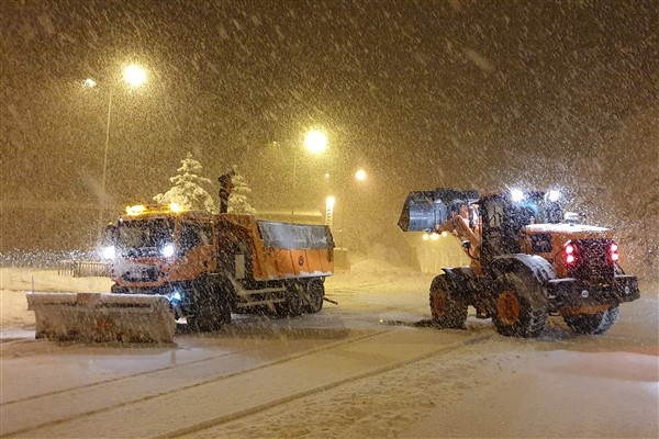 Zigana Geçidi'nde kar geçişe izin vermiyor. 18 Ocak 2021 2